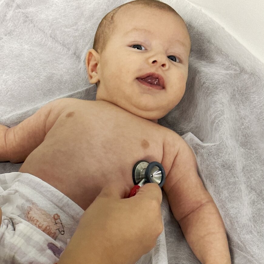 🌟 Плановий огляд малюка у педіатра: Кроки до здоров’я та розвитку!