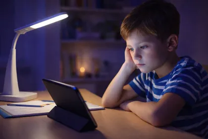 Як впливають LED-лампи та синє світло на дитячі очі?
